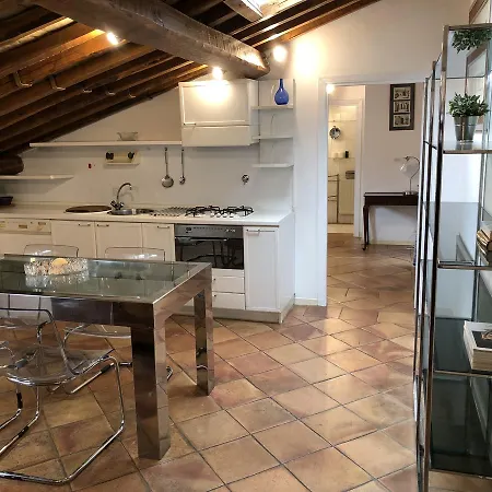 Via Del Gambero Apartment Rom